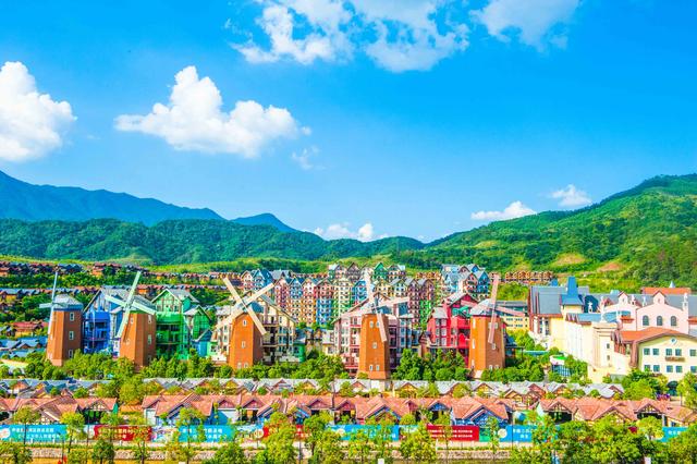 广东有个彩色童话小镇 有超梦幻的风景