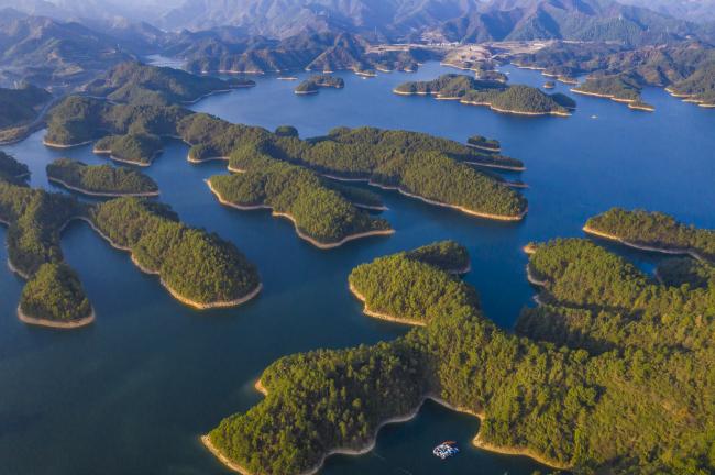 美到窒息！中国最美四大湖泊 水天一色犹如仙境