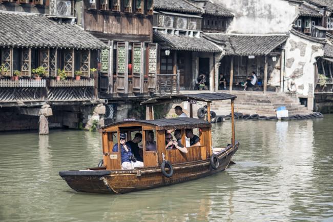 中国最会赚钱的古镇 明知是假的游客还如此痴迷