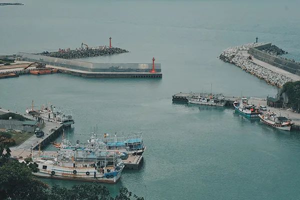 台湾渔港秘境藏奇岩 蔚蓝海滨拥抱无敌美拍