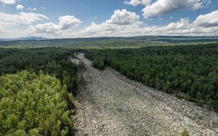 俄罗斯奇特石头河6公里见不到一滴水 却有流水声