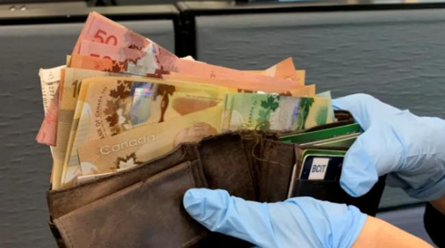 装着2000多刀的钱包丢了 一个加拿大人捡到后...