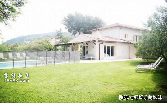 刘烨法国的家曝光 两层矮平房出门有草坪和泳池