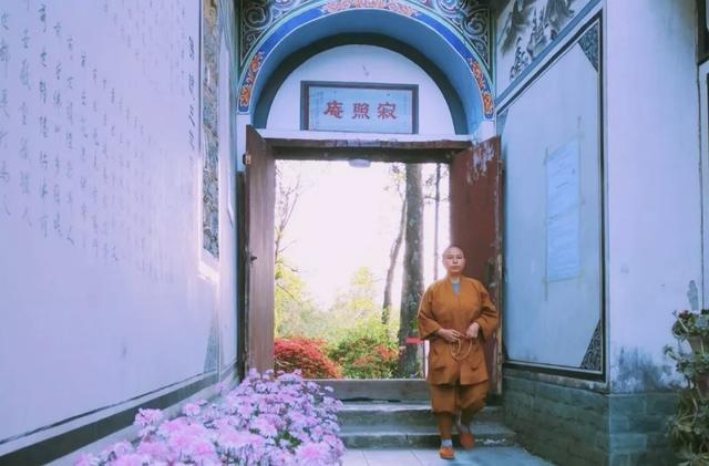 中国最奇葩的寺庙 拜佛只种花不烧香