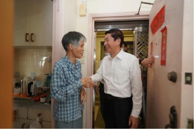 中联办主任骆惠宁走进劏房，看望香港市民