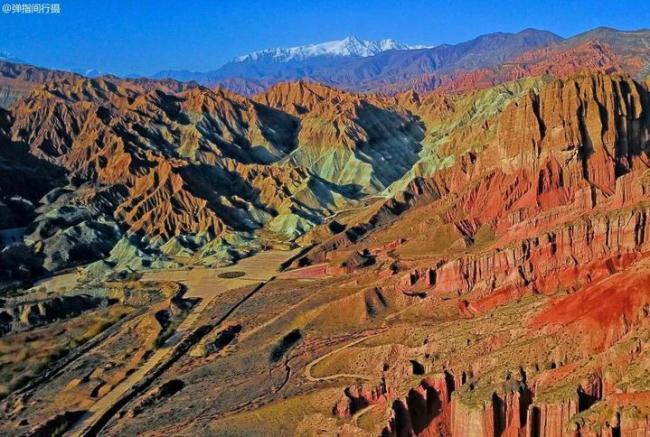 青藏高原上的“小江南” 奇特丹霞地貌色彩斑斓