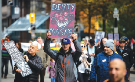温哥华千人示威反对戴口罩 高喊疫情是骗局
