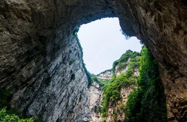 贵州有个神奇天坑 瀑布从洞穴轰隆流出