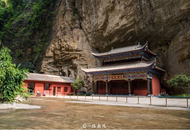 贵州有个神奇天坑 瀑布从洞穴轰隆流出