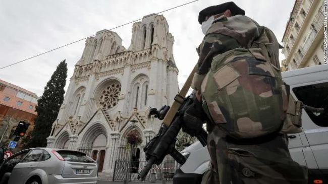 突发！法国再爆“斩首式”袭击3死 警方冲入教堂