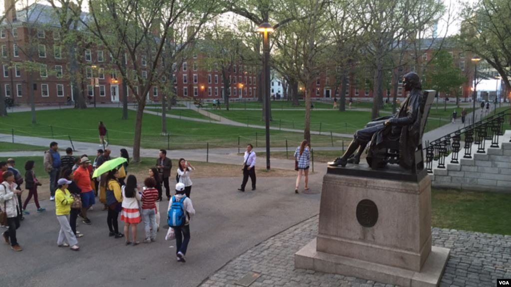 资料照片: 在哈佛校园参观的游客。