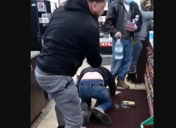 白人男超市内对非裔男狂呛 黑鬼 遭暴打求饶 温哥华港湾