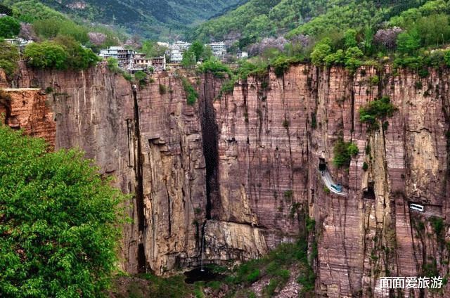 河南号称“中国最危险的村庄” 因一条山路而火