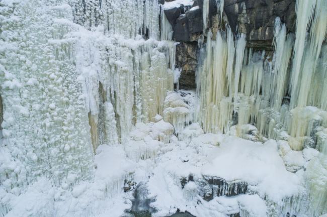 寒冬时节航拍黑龙江镜泊湖景区 冰瀑成群景象壮观