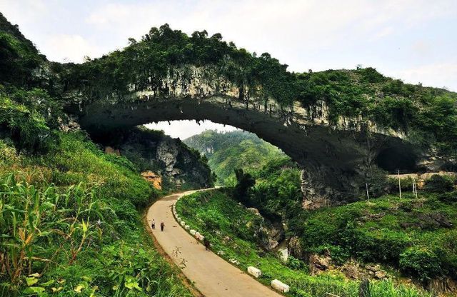 广西有座巨型“天生桥”：距今已有2亿多年历史