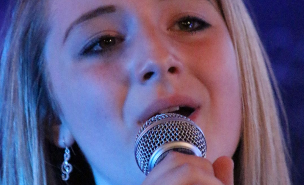英国16岁歌手因抑郁自杀身亡 长期受到侵犯