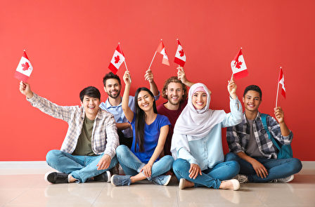 加拿大移民子女七成受过高等教育 30岁收入万