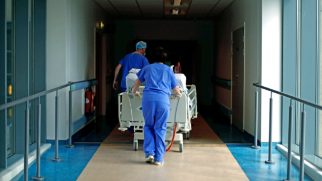 面对死亡！ICU医护高压崩溃 爆4000护士缺口