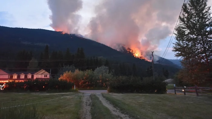 7 月 8 日起，BC省的恩布尔顿山 （Mount Embleton）开始出现大火。