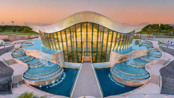 迪拜水比金贵 却打造了世界最深潜水泳池