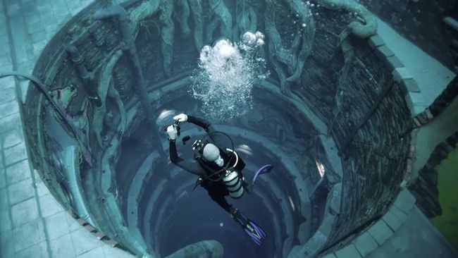迪拜水比金贵 却打造了世界最深潜水泳池