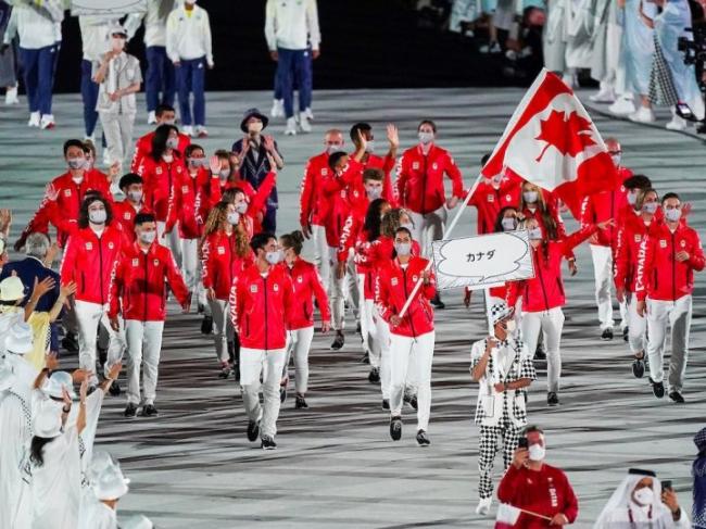 东京奥运开幕 加拿大旗手带领运动员入场
