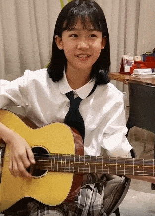 陆毅12岁大女儿贝儿弹吉他 换牙后撞脸爸爸
