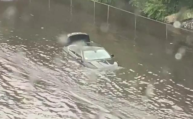3小时下了一个月的雨 伦敦被淹，民众弃车逃生