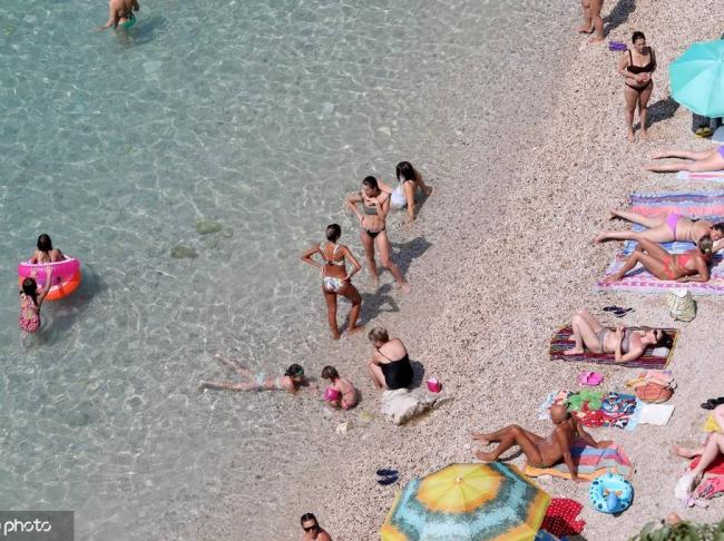 克罗地亚海滩风景绝美 游客游泳晒太阳惬意十足