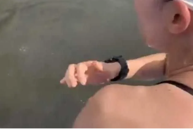 崩溃：奥运游泳选手训练上岸后全身黏满“黑虫”