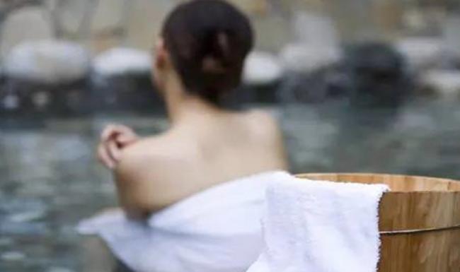 去日本泡温泉 为何都是“男女混浴”？