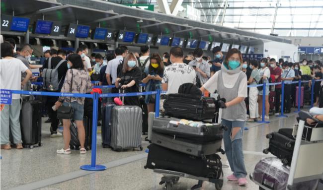 中国留学生提前百日定高价赴美航班，出发遭取消