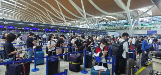 中国留学生提前百日定高价赴美航班，出发遭取消