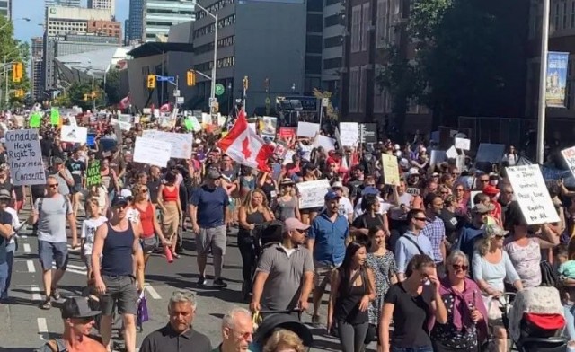 多伦多又爆发数千人大游行 Yonge被迫封锁