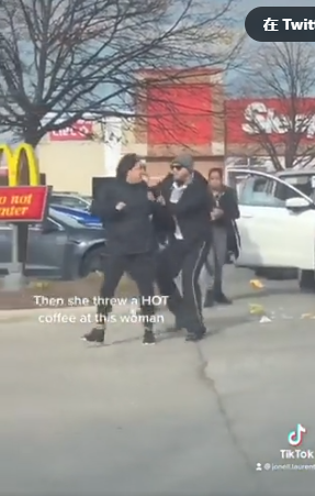 白人女子在麦当劳门口撒泼，被男子暴揍扒衣服