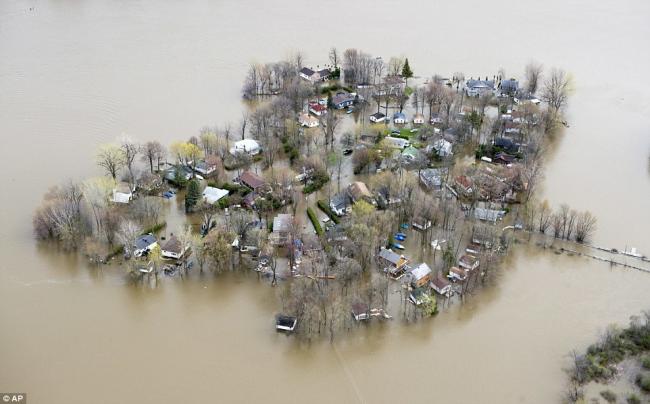 401C16BE00000578-4485884-This_aerial_photo_shows_Ile_Mercier_Quebec_covered_in_floodwater-a-25_1494307617400.jpeg