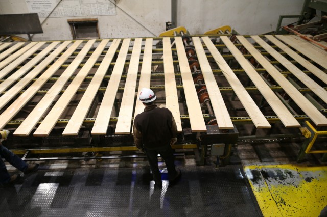 加拿大对美国提高软木材税率的决定"极度失望"