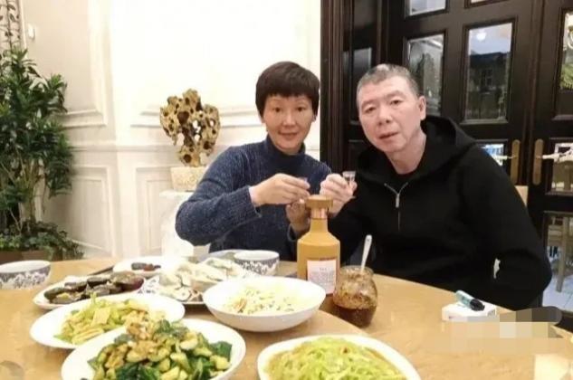 冯小刚夫妻新年敬酒 54岁徐帆气质出众