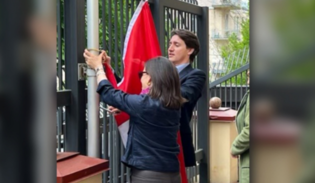 特鲁多母亲节意外到访乌克兰 升起加拿大国旗