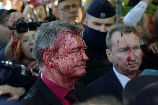 ▲▼俄羅斯駐波蘭大使安德瑞夫（Sergei Andreev）在華沙蘇聯軍事公墓慶祝勝利日時，被抗議者投擲紅漆。（圖／路透）