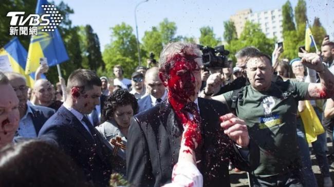 “认输吧”：俄大使惨遭袭击，满脸“鲜血”