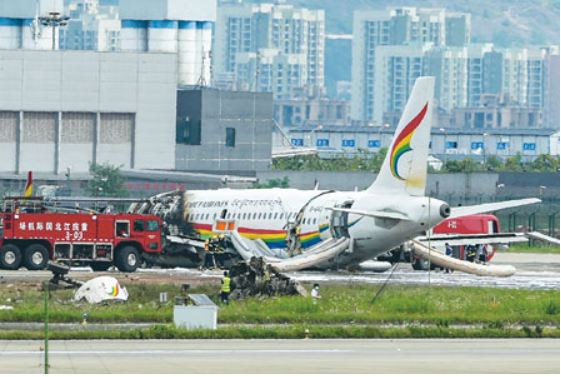 全机122人！重庆飞西藏客机冲出跑道，引擎坠地！10米大火熊熊燃烧…