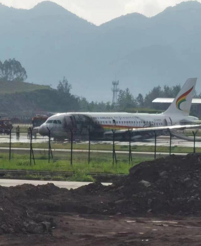 全机122人！重庆飞西藏客机冲出跑道，引擎坠地！10米大火熊熊燃烧…