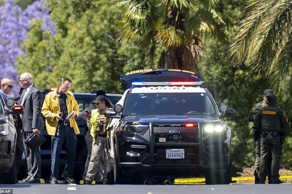 周日，在发生致命枪击事件后，调查人员聚集在加利福尼亚州拉古纳伍兹的日内瓦长老会教堂外