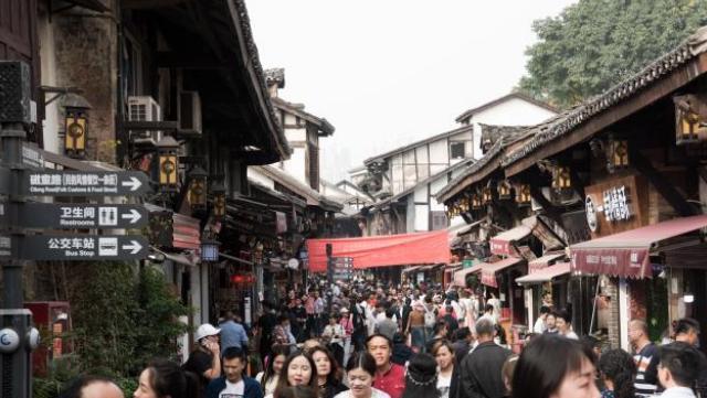 西南最受欢迎的古镇 就在重庆街上都是人
