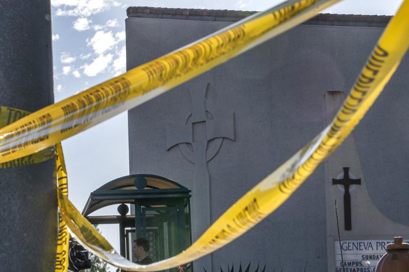 南加州橘郡拉古納伍茲(Laguna Woods)日內瓦長老會教會(Geneva Presbyterian Church)15日發生的槍擊案。圖為案發現場拉起封鎖線。美聯社