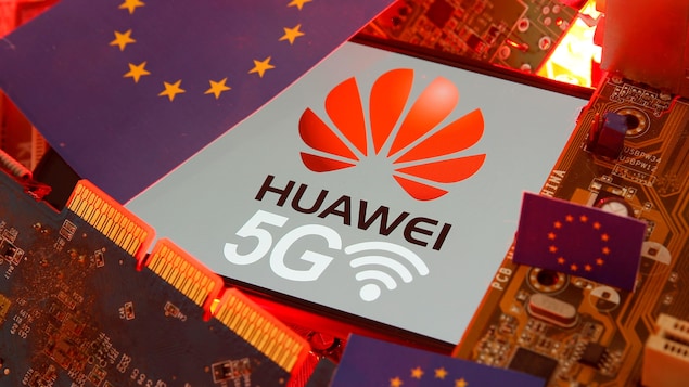De petits drapeaux de l'Union européenne, le logo de Huawei et la mention 5G parmi des composantes électroniques.