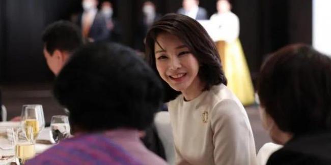 韩国新总统夫人是历史最美？整容前照曝光了