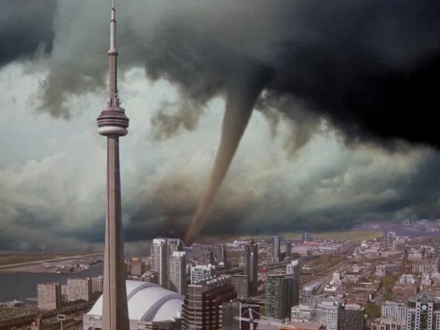 红色警报！130km狂风+致命雷暴来袭！加拿大这屋顶掀飞、房子直颤，飞机都翻了