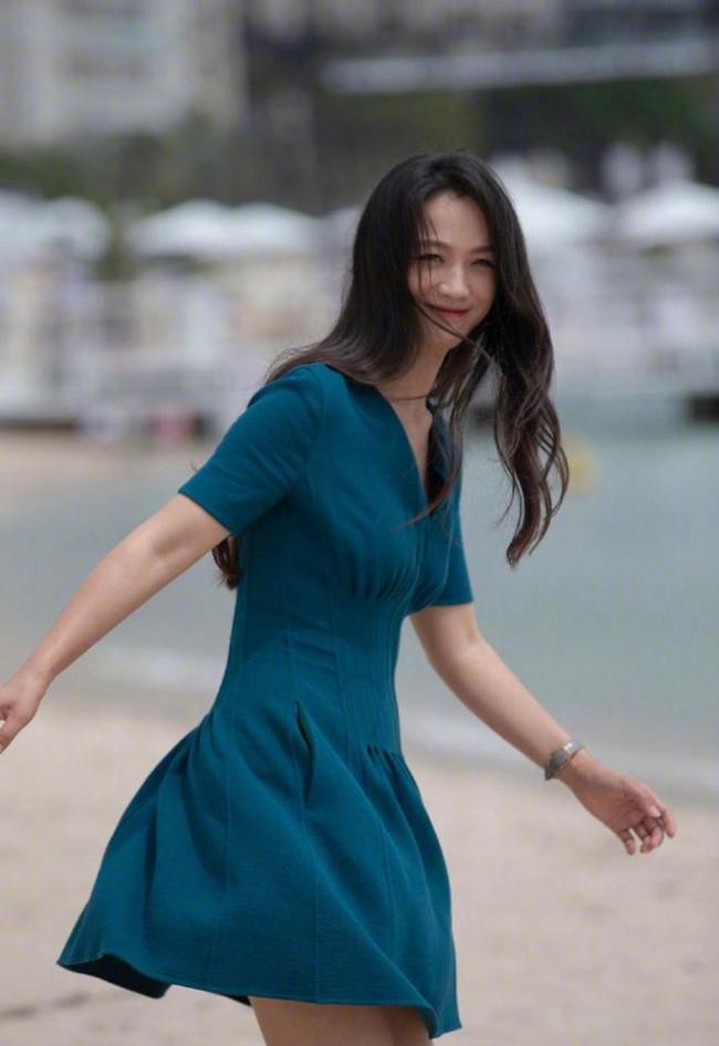 42岁汤唯气质绝了 一身简约蓝裙漫步戛纳海滩